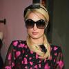 Paris Hilton, de sortie pour une séance de shopping... et affichant une bague à l'annulaire gauche, mardi 23 février à Beverly Hills.