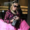 Paris Hilton, de sortie pour une séance de shopping... et affichant une bague à l'annulaire gauche, mardi 23 février à Beverly Hills.