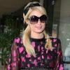 Paris Hilton, de sortie pour une séance de shopping... et affichant une bague à l'annulaire gauche, mardi 23 février à Beverly Hills.