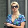 Paris Hilton, de sortie pour une séance de shopping... et affichant une bague à l'annulaire gauche, mardi 23 février à Beverly Hills.