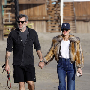 Pour l'occasion, le comédien avait tout prévu et il a fait en sorte de lui garder la surprise jusqu'au bout
 
Exclusif - Laeticia Hallyday et son compagnon Jalil Lespert se baladent en amoureux sur une plage de Malibu avec leur chienne Cheyenne le 11 février 2023.