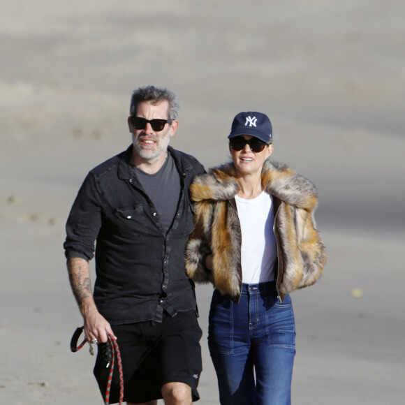 Jalil Lespert avait convié tous les amis de sa compagne, de Sandra Sisley en passant par Yodelice
 
Exclusif - Laeticia Hallyday et son compagnon Jalil Lespert se baladent en amoureux sur une plage de Malibu avec leur chienne Cheyenne le 11 février 2023.