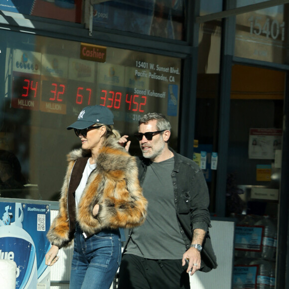 Un beau moment, qui a certainement dû faire très plaisir à Laeticia Hallyday, qui se souviendra longtemps de ce bel anniversaire
 
Exclusif - Laeticia Hallyday et son compagnon Jalil Lespert s'arrêtent dans une station service pour vérifier le niveau d'huile de la Bentley le 11 février 2023.