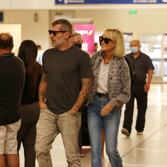 Exclusif - Laeticia Hallyday quitte sa villa de Pacific Palisades en limousine pour un retour à Paris le 18 septembre 2022. Laeticia s'est fait livrer vers midi un déjeuner avant de dire au revoir à ses filles Jade (avec son compagnon Michael-Sean Klemeniuk) et Joy sur le perron de sa maison. Laeticia à ensuite quitté sa villa avec beaucoup de bagages avec très probablement des habits de Johnny, costumes de scène ou autre, accompagnée de son compagnon Jalil Lespert et Aliosha. Jalil à ensuite aidé Laeticia à enregistrer ses bagages avant de l'embrasser tendrement dans le terminal international. Laeticia va superviser l'exposition inédite de Johnny à Bruxelles qui se tiendra du 20 décembre 2022 au 15 juin 2023 à Brussels Expo et ensuite, à Paris, à la Porte de Versailles à partir de janvier 2024.