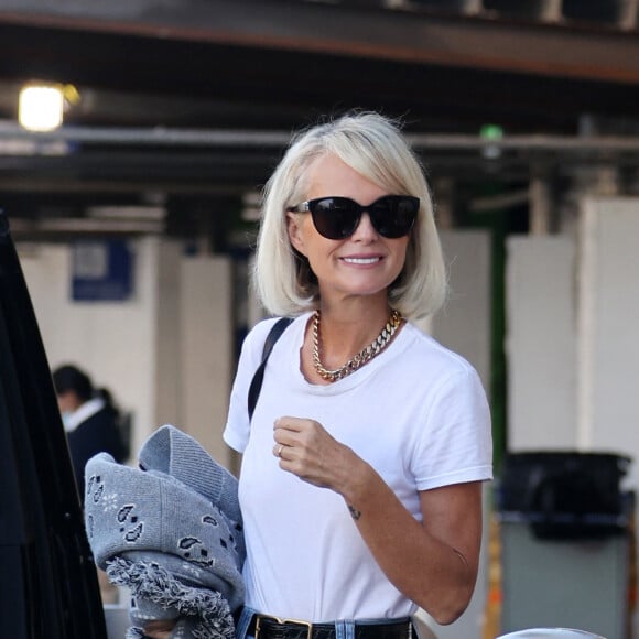 Exclusif - Laeticia Hallyday quitte sa villa de Pacific Palisades en limousine pour un retour à Paris le 18 septembre 2022. Laeticia s'est fait livrer vers midi un déjeuner avant de dire au revoir à ses filles Jade (avec son compagnon Michael-Sean Klemeniuk) et Joy sur le perron de sa maison. Laeticia à ensuite quitté sa villa avec beaucoup de bagages avec très probablement des habits de Johnny, costumes de scène ou autre, accompagnée de son compagnon Jalil Lespert et Aliosha. Jalil à ensuite aidé Laeticia à enregistrer ses bagages avant de l'embrasser tendrement dans le terminal international. Laeticia va superviser l'exposition inédite de Johnny à Bruxelles qui se tiendra du 20 décembre 2022 au 15 juin 2023 à Brussels Expo et ensuite, à Paris, à la Porte de Versailles à partir de janvier 2024.