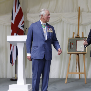 Info - Le roi Charles III choisit la France pour sa première visite d'Etat - Le prince Charles, prince de Galles, Camilla Parker Bowles, duchesse de Cornouailles et le président de la République française Emmanuel Macron lors la commémoration du 80ème anniversaire de l'appel du 18 juin du général de Gaulle au Carlton Garden à Londres, Royaume Uni, le 18 juin 2010. © Tolga Akmen/Pool/Bestimage