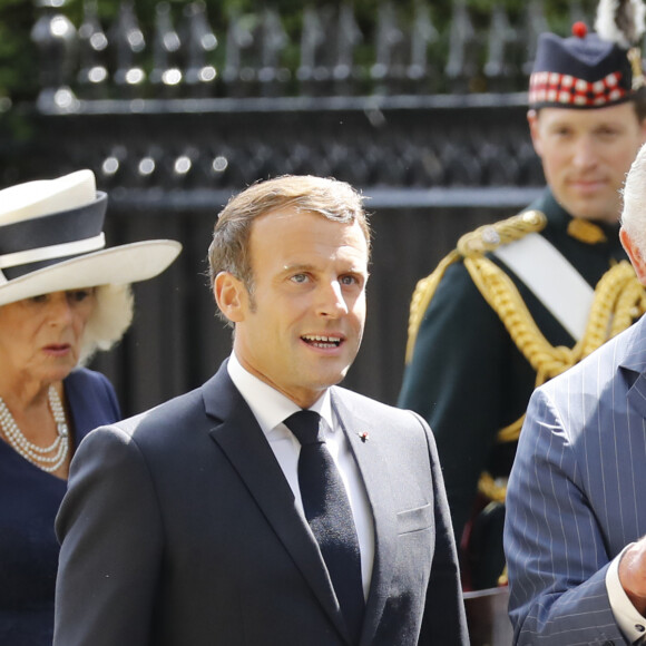 Info - Le roi Charles III choisit la France pour sa première visite d'Etat - Le prince Charles, prince de Galles, Camilla Parker Bowles, duchesse de Cornouailles et le président de la République française Emmanuel Macron lors la commémoration du 80ème anniversaire de l'appel du 18 juin du général de Gaulle au Carlton Garden à Londres, Royaume Uni, le 18 juin 2010. © Tolga Akmen/Pool/Bestimage