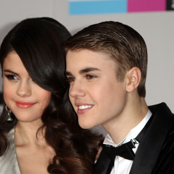 Depuis 2018, Hailey Baldwin est mariée à Justin Bieber.
Selena Gomez et Justin Bieber aux American Music Awards au Nokia Theatre à Los Angeles le 20 novembre 2011.