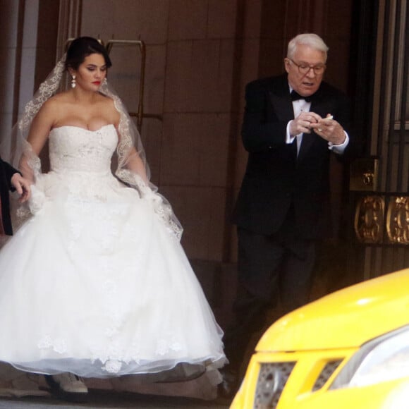 Selena Gomez en robe de mariée sur le tournage de la nouvelle saison de la série "Only Murders in the building" à New York, entourée de S.Martin et M.Short. Le 21 mars 2023. 