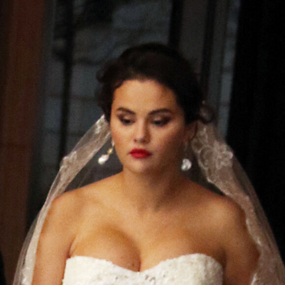 Selena Gomez en robe de mariée sur le tournage de la nouvelle saison de la série "Only Murders in the building" à New York, entourée de S.Martin et M.Short. Le 21 mars 2023. 