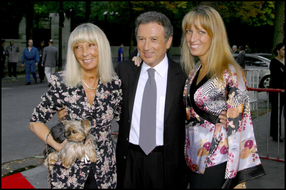 Archives - Michel Drucker entouré de sa femme Dany Saval et Stephanie (Stéfanie) Jarre à la soirée de la 200ème de 'Vivement Dimanche' le 18 septembre 2003