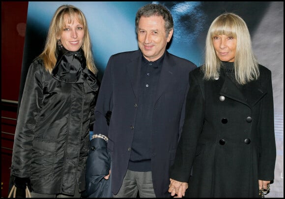 Michel Drucker entouré par sa belle fille STEPHANIE (Stéfanie) JARRE & sa femme DANY SAVAL a l'avant premiere du film ' 36 quai des Orfevres ' au cinema Pathe Wepler le 15 novembre 2004