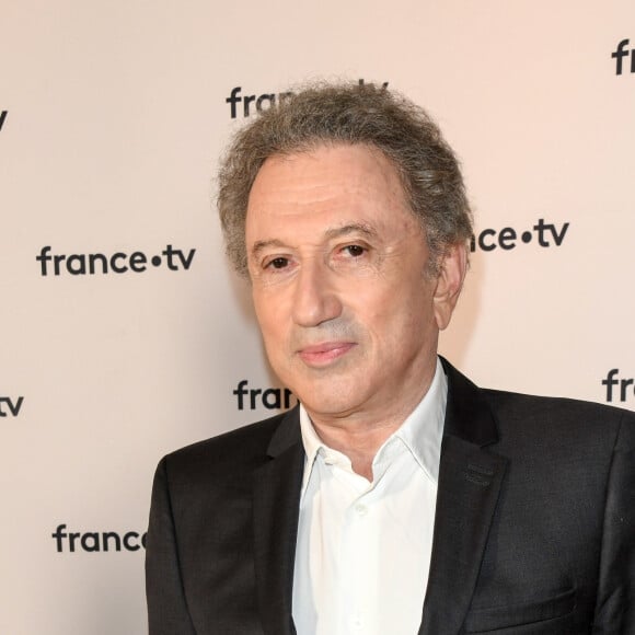 Le retour à l'antenne de l'animateur, déjà repoussé, était prévu pour le milieu du mois d'avril. Il ne devrait donc pas intervenir avant la fin de la saison.
Michel Drucker au photocall de la conférence de presse de France 2 au théâtre Marigny à Paris le 18 juin 2019 © Coadic Guirec / Bestimage