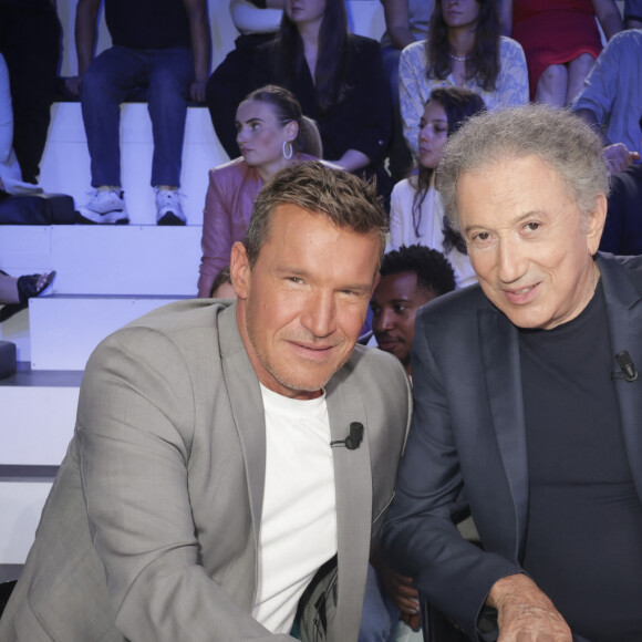 Benjamin Castaldi en a dit plus sur l'opération subie par Michel Drucker sur le plateau de "Touche pas.à mon poste" ce 24 mars : "C'était une opération un peu compliquée. On lui a changé une valve, la valve mitrale il me semble. Il y avait une espèce de microbe qui l'avait attaquée. L'opération s'est bien passée. (...) Il était en réanimation jusqu'à ce matin. Il est réveillé et va très bien." 
Exclusif - Benjamin Castaldi, Michel Drucker - Sur le plateau de l'émission TPMP (Touche Pas à Mon Poste) présentée en direct par C.Hanouna et diffusée sur C8 - Paris le 14/09/2022 - © Jack Tribeca / Bestimage 