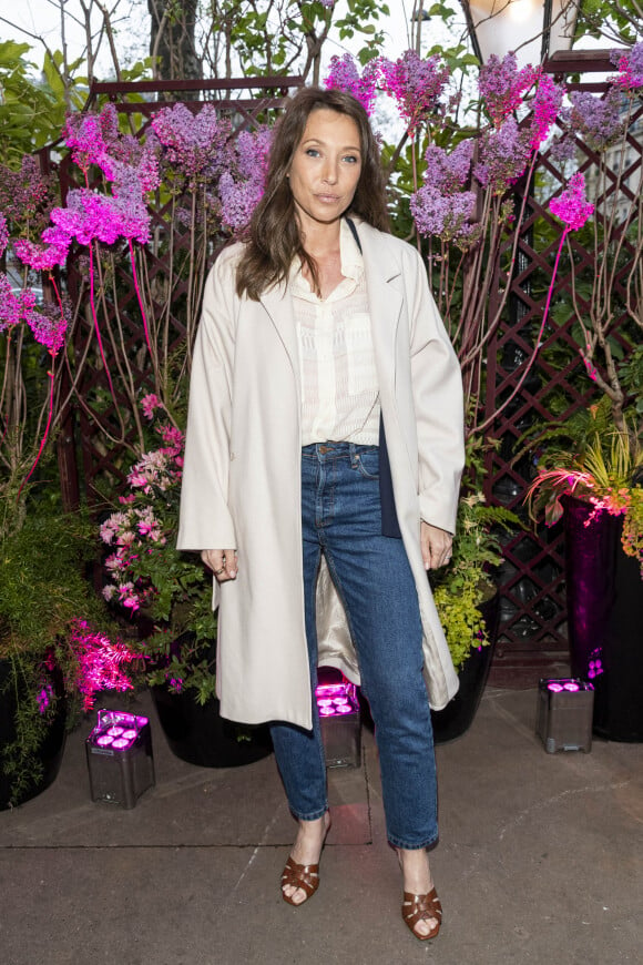 Laura Smet a quitté Paris pour s'installer au Cap Ferret.
Laura Smet - Remise du prix littéraire "La Closerie des Lilas" à la Closerie des Lilas à Paris. Le Prix de la Closerie des Lilas couronne une romancière de langue française dont l'ouvrage paraît à la rentrée de janvier. Le Prix de la Closerie des Lilas a pour originalité d'être composé d'un jury permanent et d'un jury invité, renouvelé chaque année. Le jury 2018 a attribué le Prix de la Closerie des Lilas 2018 à E. Piacentini pour "Les Silences d'Ogliano" aux éditions Actes Sud. © Pierre Perusseau/Bestimage