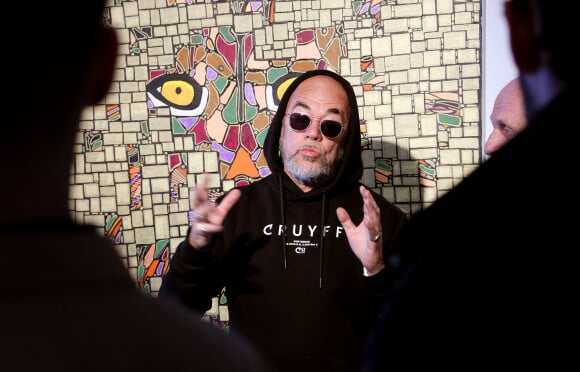 Exclusif - Le chanteur Pascal Obispo présente ses oeuvres (toiles, collages et dessins) au Musée Mer Marine à Bordeaux le 21 mars 2023. Pascal Obispo, fan de Picasso, peint depuis 2018. Il a traversé la pandémie et le confinement avec ses tableaux et se retrouve aujourd'hui, seulement en 5 ans, à la tête de plus de 250 oeuvres. Il en expose un peu plus de 60 pour la toute première fois à Bordeaux car il travaille toutes ses toiles depuis sa maison du Cap-Ferret. L'exposition s'appelle "Art Therapy" car il veut démontrer que l'on peut se reconstruire et oublier ses blessures d'enfance par la peinture. L'entrée du musée est payante mais aucune toile n'est à vendre. © Patrick Bernard / Bestimage 