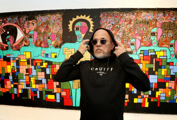 Exclusif - Le chanteur Pascal Obispo présente ses oeuvres (toiles, collages et dessins) au Musée Mer Marine à Bordeaux le 21 mars 2023. Pascal Obispo, fan de Picasso, peint depuis 2018. Il a traversé la pandémie et le confinement avec ses tableaux et se retrouve aujourd'hui, seulement en 5 ans, à la tête de plus de 250 oeuvres. Il en expose un peu plus de 60 pour la toute première fois à Bordeaux car il travaille toutes ses toiles depuis sa maison du Cap-Ferret. L'exposition s'appelle "Art Therapy" car il veut démontrer que l'on peut se reconstruire et oublier ses blessures d'enfance par la peinture. L'entrée du musée est payante mais aucune toile n'est à vendre. © Patrick Bernard / Bestimage 