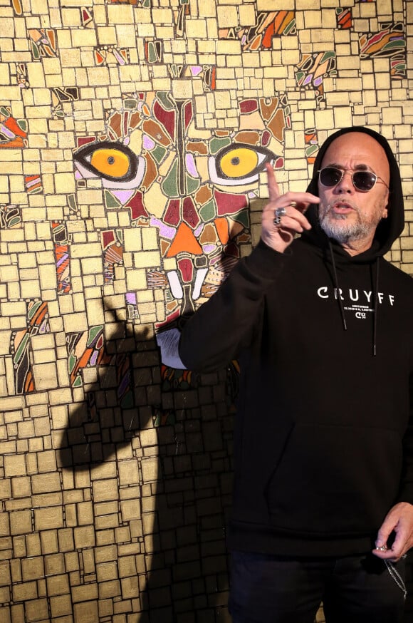 Exclusif - Le chanteur Pascal Obispo présente ses oeuvres (toiles, collages et dessins) au Musée Mer Marine à Bordeaux le 21 mars 2023. Pascal Obispo, fan de Picasso, peint depuis 2018. Il a traversé la pandémie et le confinement avec ses tableaux et se retrouve aujourd'hui, seulement en 5 ans, à la tête de plus de 250 oeuvres. Il en expose un peu plus de 60 pour la toute première fois à Bordeaux car il travaille toutes ses toiles depuis sa maison du Cap-Ferret. L'exposition s'appelle "Art Therapy" car il veut démontrer que l'on peut se reconstruire et oublier ses blessures d'enfance par la peinture. L'entrée du musée est payante mais aucune toile n'est à vendre. © Patrick Bernard / Bestimage 