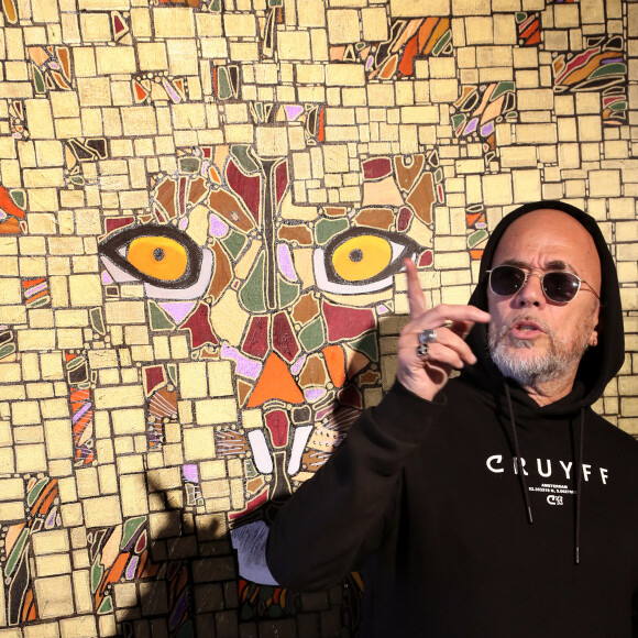 Exclusif - Le chanteur Pascal Obispo présente ses oeuvres (toiles, collages et dessins) au Musée Mer Marine à Bordeaux le 21 mars 2023. Pascal Obispo, fan de Picasso, peint depuis 2018. Il a traversé la pandémie et le confinement avec ses tableaux et se retrouve aujourd'hui, seulement en 5 ans, à la tête de plus de 250 oeuvres. Il en expose un peu plus de 60 pour la toute première fois à Bordeaux car il travaille toutes ses toiles depuis sa maison du Cap-Ferret. L'exposition s'appelle "Art Therapy" car il veut démontrer que l'on peut se reconstruire et oublier ses blessures d'enfance par la peinture. L'entrée du musée est payante mais aucune toile n'est à vendre. © Patrick Bernard / Bestimage 