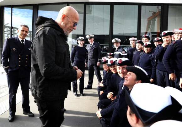 Exclusif - Vernissage de l'exposition "ART THERAPIE", présentant soixante oeuvres et tableaux de Pascal Obispo, au MMA, Musée Mer Marine de Bordeaux. A cette occasion Pascal a servi de guide à un groupe de militaires de la Marine Nationale venus découvrir les oeuvres, à Bordeaux, France, le 25 mars 2023. © Patrick Bernard/Bestimage 