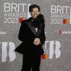 Pour le moment le chanteur ne s'est pas encore exprimé sur sa relation.
Harry Styles au photocall de la cérémonie des Brit Awards 2023 à l'O2 Arena à Londres le 11 février 2023. 