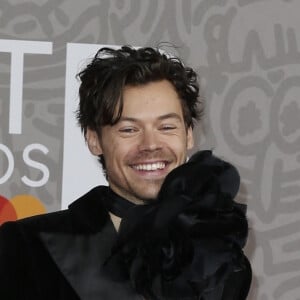 Pour le moment le chanteur ne s'est pas encore exprimé sur sa relation.
Harry Styles au photocall de la cérémonie des Brit Awards 2023 à l'O2 Arena à Londres le 11 février 2023. 