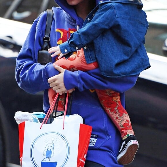 Emily Ratajkowski se promène avec son fils Sylvester dans les rues de New York le 22 mars 2023.