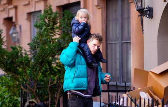 Sebastian Bear-McClard dépose son fils Sylvester chez sa mère Emily Ratajkowski à New York le jour de l'anniversaire du petit (2 ans) le 8 mars 2023.
