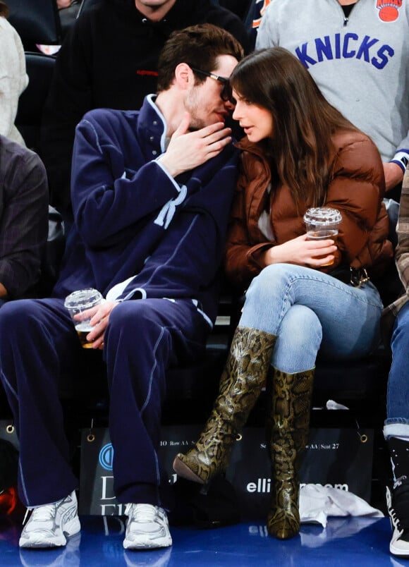 Pete Davidson et sa compagne Emily Ratajkowski assistent, au coté de Ben Stiller et de sa femme Christine Taylor, au match de NBA "Grizzlies - Knicks" au Madison Square Garden à New York, le 27 novembre 2022. 