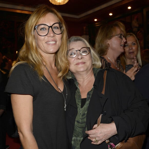 "Il a l'air bien accroché à sa maman, ce garçon !", avait alors souligné Mathilde Seigner, également présente lors de cet entretien.
Mathilde Seigner et Josiane Balasko - Generale du spectacle de Muriel Robin "Robin Revient Tsoin Tsoin" au Theatre de la porte Saint-Martin a Paris, le 23 septembre 2013.