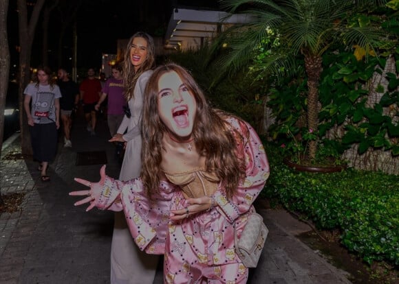 Âgée de 14 ans, Anja Ambrosio semble suivre les traces de sa mère.
Alessandra Ambrosio assiste à la soirée Gucci avec sa fille Anja et son compagnon à Sao Paulo au Brésil le 23 mars 2023. 