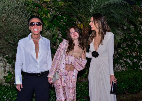Alessandra Ambrosio assiste à la soirée Gucci avec sa fille Anja et son compagnon à Sao Paulo au Brésil le 23 mars 2023. 