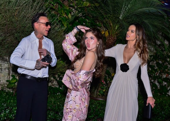 Alessandra Ambrosio assiste à la soirée Gucci avec sa fille Anja et son compagnon à Sao Paulo au Brésil le 23 mars 2023. 