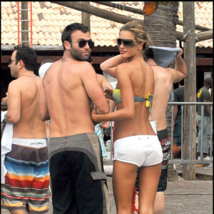 L'ancien ange Victoria's Secret était fiancée à l'homme d'affaire Jaime Mazer.
Le mannequin Alessandra Ambrosio et son petit-ami Jaime Mazer à Jurere Beach le 2 janvier 2008.