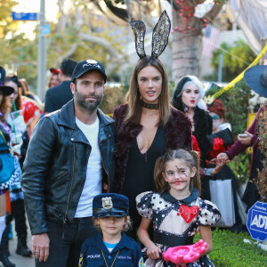Avec lui, le top modèle a eu deux enfants. 
Alessandra Ambrosio, son mari Jamie Mazur et ses enfants Anja et Noah Mazur sont déguisés pour Halloween dans les rues de Santa Monica, le 31 octobre 2016.