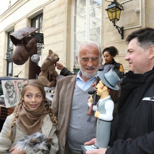 Elodie Constantin est la première femme a avoir épousé Jean-Paul Belmondo.
Jean-Paul belmondo et sa fille Stella - L'acteur Jean-Paul Belmondo fête son anniversaire (83 ans) avec ses fans dans la cour de son immeuble de la rue des Saint-Père à Paris. © Sébastien Valiela / Bestimage 