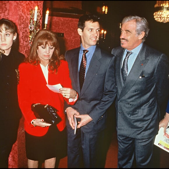 Ils forment une belle et grande famille.
Archives - Patricia, Elodie Constantin, Paul Belmondo, Jean-Paul Belmondo et Luana - Représentation de la pièce "La trilgie de Pagnol" au Théâtre des Variétés à Paris.