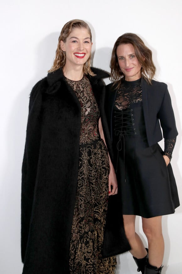 Rosamund Pike et Camille Cottin - Défilé Dior Collection Femme Prêt-à-porter Printemps/Eté 2023 lors de la Fashion Week de Paris, le 27 septembre 2022. © Bertrand Rindoff/Bestimage