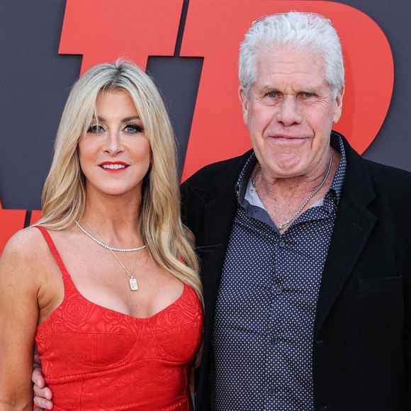 Mais il y en a une qui connaît ses traits en long en large et en travers, c'est son épouse Allison Dunbar.
Allison Dunbar et son mari Ron Perlman.