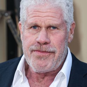 Au cinéma, son visage a souvent été recouvert de mille-et-uns artifices.
Ron Perlman - Première de "Once Upon a Time in Hollywood" à Hollywood.