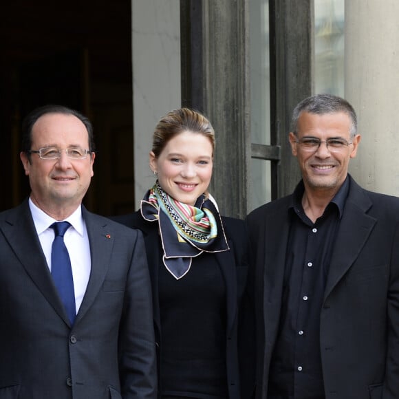 À cette époque, la jeune actrice qui démarrait tout juste, était invitée à l'Elysée, aux côtés notamment de sa partenaire à l'écran, Léa Seydoux.
Adele Exarchopoulos, Francois Hollande, Lea Seydoux, Abdelattif Kechiche et Thierry Fremaux - Dejeuner avec l'equipe du film "La vie d'Adele", palme d'Or 2013 du festival de Cannes, au palais de l'Elysee a Paris. Le 26 juin 2013