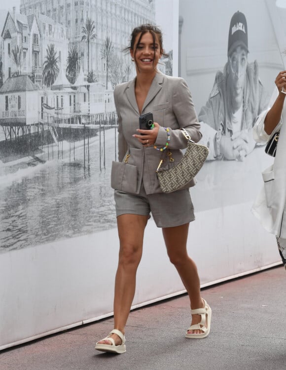 Adèle Exarchopoulos se promène sur la croisette lors du 75ème Festival International du Film de Cannes, le 23 mai 2022.