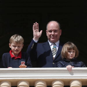 Les jumeaux de 8 ans sont "très fusionnels" et proches de leur papa, avec qui ils passent le maximum de temps possible quand l'emploi du temps d'Albert le permet 
Exclusif - Le prince Albert II de Monaco avec ses enfants le prince héréditaire Jacques et la princesse Gabriella - Les carabiniers jouent en l'honneur de l'anniversaire du prince Albert II en présence de ses enfants au palais princier à Monaco le 14 mars 2023. Il va fêter ses 65 ans. © Jean-François Ottonello/Nice Matin/Bestimage 