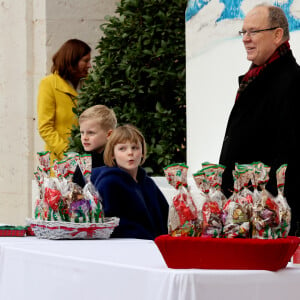 Le prince Albert II de Monaco et ses enfants Le prince héréditaire Jacques de Monaco et La princesse Gabriella de Monaco lors du traditionnel arbre de Noël du palais princier à Monaco le 14 décembre 2022. Le couple princier et leurs enfants ont distribué cadeaux et friandises aux enfants monégasques, dans la cour du Palais. © Claudia Albuquerque / Bestimage 