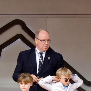 Le prince Albert de Monaco, la princesse Gabriella de Monaco (robe Dolce & Gabbana, sandales Jacadi), comtesse de Carladès, India Casiraghi, et le prince Jacques de Monaco, marquis des Baux, au podium du Grand Prix de Monaco 2022 de F1, à Monaco, le 2ç mai 2022. © Bruno Bebert/Bestimage 