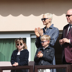 Le prince Albert II de Monaco, la princesse Charlene, le prince Jacques et la princesse Gabriella - Tournoi Sainte-Devote de rugby au stade Louis II - finale Montpellier (vainqueur en blanc) contre Dubaï (en bleu) - - Remise des prix de l' édition 2022 du Tournoi Sainte-Dévote de Rugby au Stade Louis II à Monaco le 7 mai 2022. © Claudia Albuquerque / Bestimage 