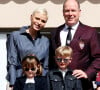 Le prince Albert a fait de touchantes confidences sur ses enfants Gabriella et Jacques
Le prince Albert II de Monaco, la princesse Charlene, le prince Jacques et la princesse Gabriella - Tournoi Sainte-Devote de rugby au stade Louis II - finale Montpellier (vainqueur en blanc) contre Dubaï (en bleu) - - Remise des prix de l' édition 2022 du Tournoi Sainte-Dévote de Rugby au Stade Louis II à Monaco le 7 mai 2022. © Claudia Albuquerque / Bestimage 