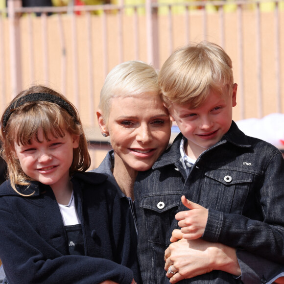La princesse Charlène de Monaco et ses enfants le prince Jacques de Monaco et la princesse Gabriella de Monaco - Le prince Albert II de Monaco, la princesse Charlène de Monaco et leurs enfants le prince Jacques de Monaco et la princesse Gabriella de Monaco lors de l' édition 2022 du Tournoi Sainte Dévote de Rugby au Stade Louis II à Monaco le 7 mai 2022. © Claudia Albuquerque / Bestimage 