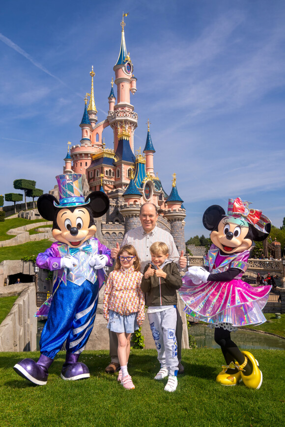 Le prince Albert II de Monaco et ses enfants le prince héréditaire Jacques et la princesse Gabriella passent une journée au parc Disneyland Paris le 19 avril 2022. © Sylvain Beche / Disneyland Paris via Bestimage 