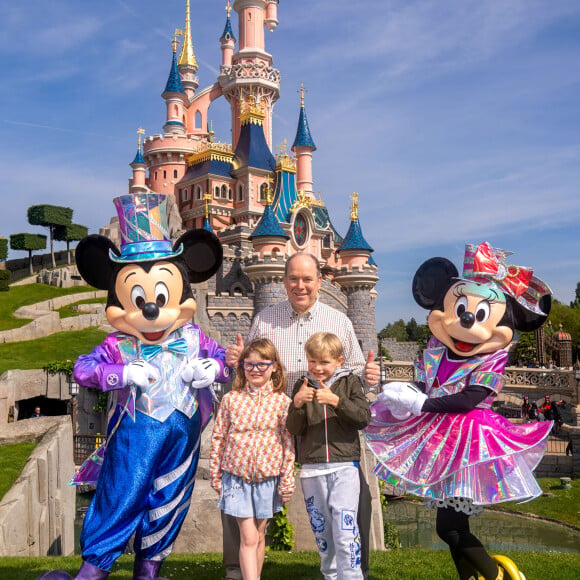 Le prince Albert II de Monaco et ses enfants le prince héréditaire Jacques et la princesse Gabriella passent une journée au parc Disneyland Paris le 19 avril 2022. © Sylvain Beche / Disneyland Paris via Bestimage 